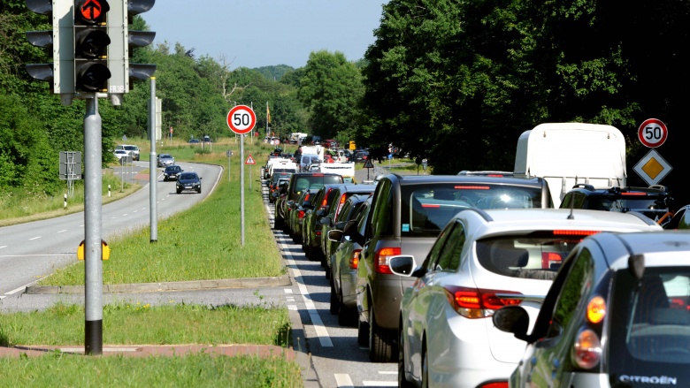 Rückstau an der B200 vor dem Grenzübergang Kruså - schon ohne Baumaßnahmen.
