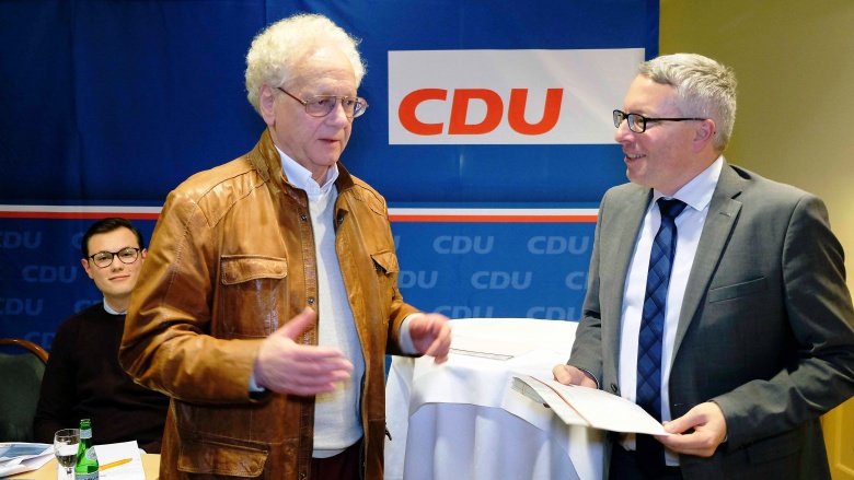 Manfred Kusch wird für 50 Jahre Mitgliedschaft geehrt