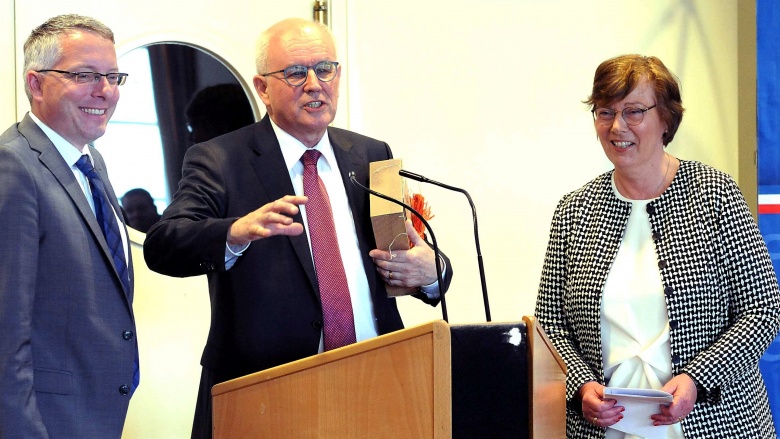 Volker Kauder, Vorsitzender der CDU/CSU-Bundestagsfraktion, mit Dr. Sabine Sütterlin-Waack und Arne Rüstemeier Volker Kauder, Vorsitzender der CDU/CSU-Bundestagsfraktion, mit Dr. Sabine Sütterlin-Waack und Arne Rüstemeier